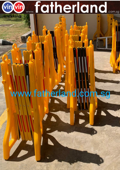 PLASTIC EXPANDABLE BARRICADE YEL/BLK EXTEND TO 2.5M Scissor yellow and black barrier