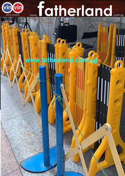 PLASTIC EXPANDABLE BARRICADE YEL/BLK EXTEND TO 2.5M Scissor yellow and black barrier